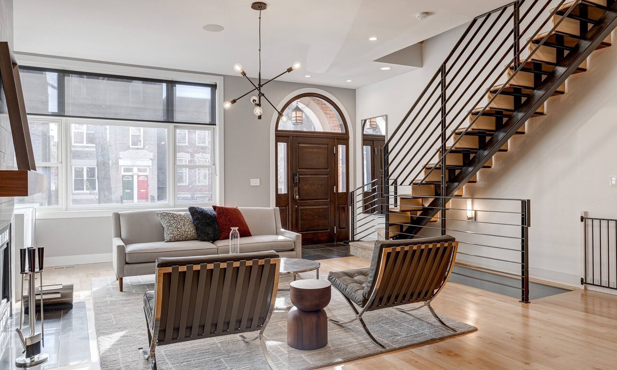 Bucktown House | Luxury Urban Oasis! Chef's Kitchen, Home Theater, Plus 2-Car GARAGE Parking Including EV Charger! by RedAwning