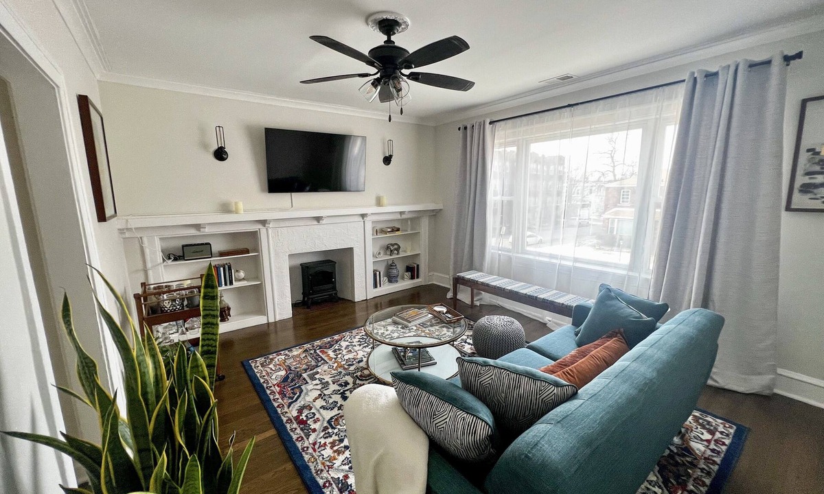 South Shore Condo | Luxury vintage condo close to lakefront, minutes from Obama Library & downtown!