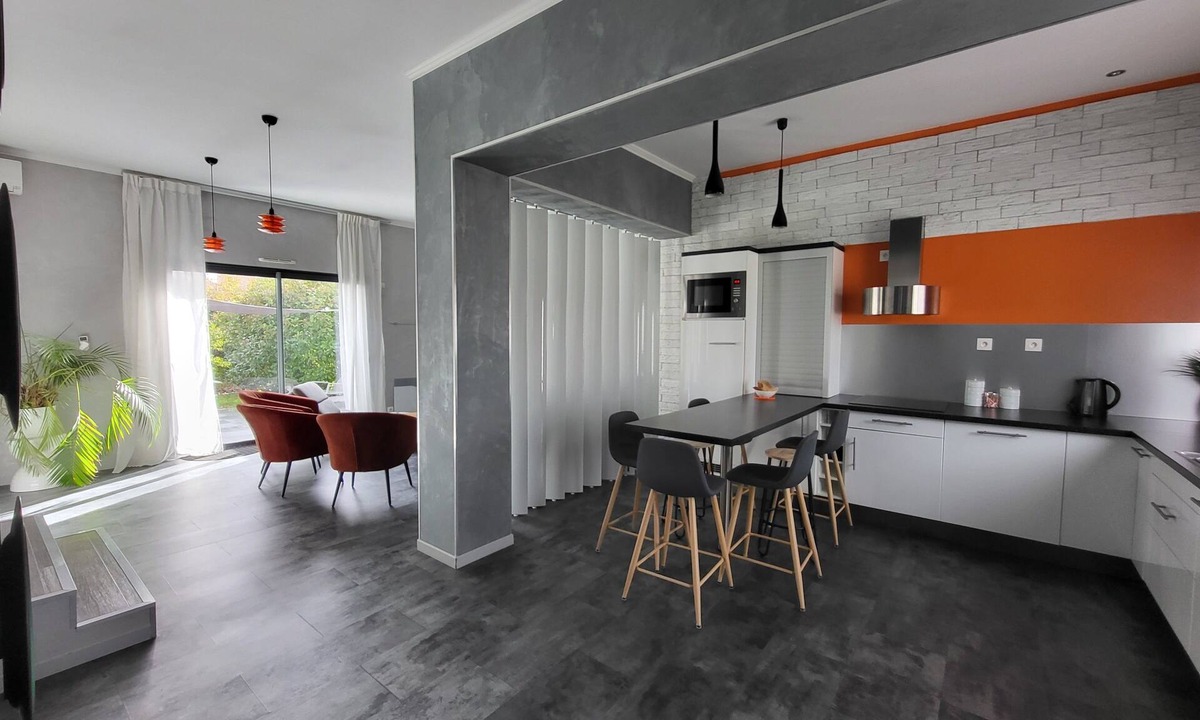 Chasseneuil-du-Poitou House | Maison de Vacances climatisée avec terrasse privée à 3km du Futuroscope