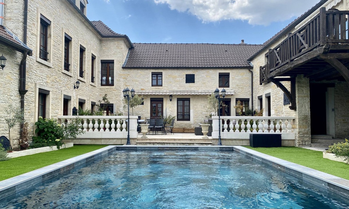 Corcelles-les-Monts Villa | Maison en Pierre Dans un Cadre Idyllique, Piscine + Hammam. 20 Personnes