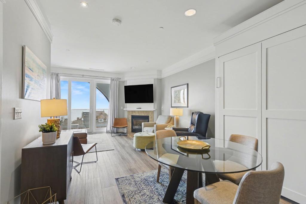 Bay Harbor Apartment | Maritime Lakview Suite 417: A spacious 2-bedroom condo in beautiful Bay Harbor, MI.