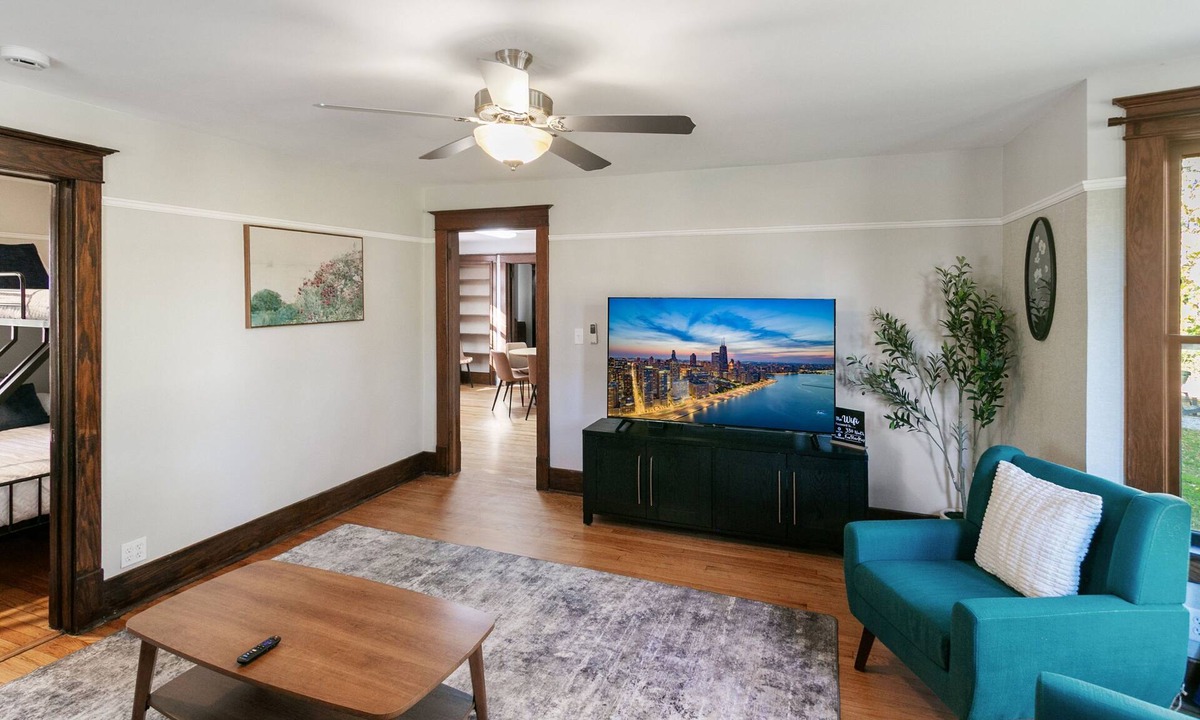 Libertyville House | Marvelous 5-bedroom house Front Porch in charming Libertyville