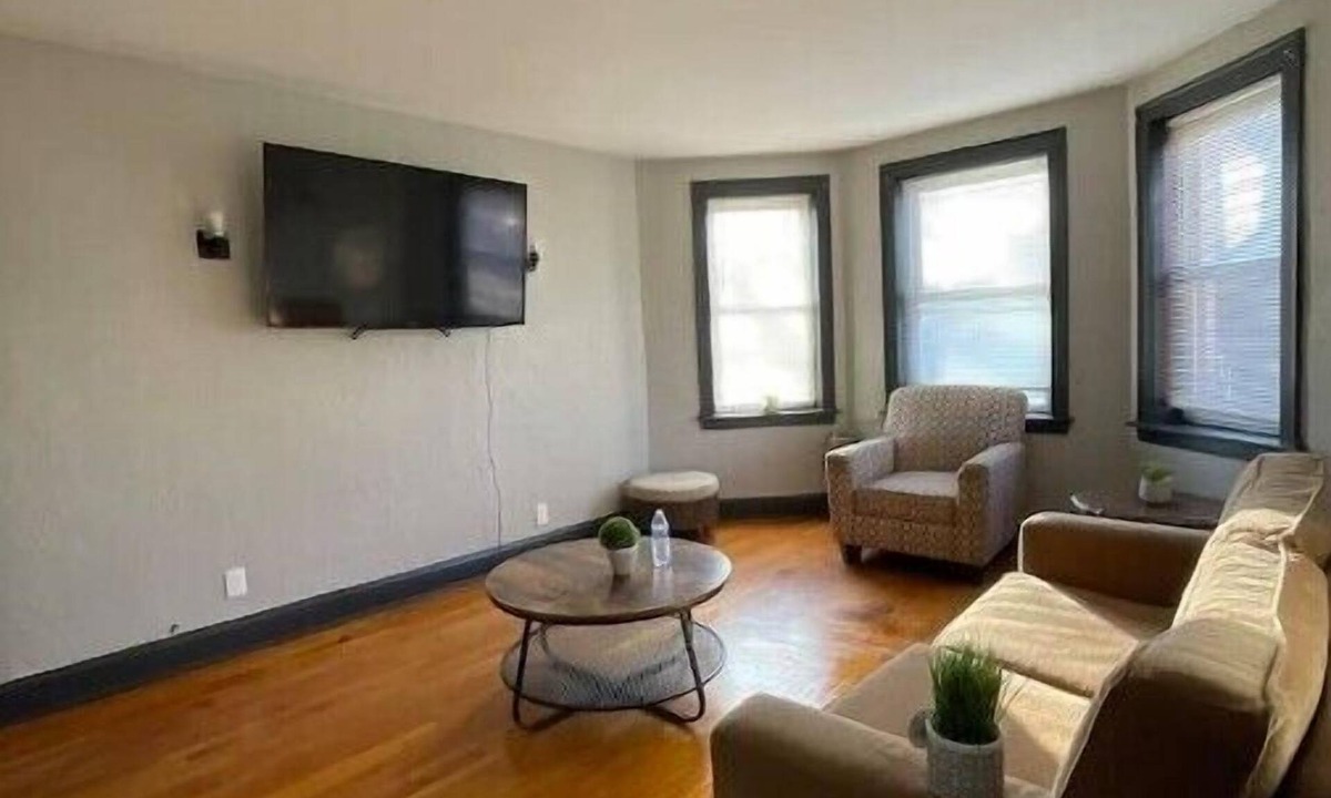 Gage Park Apartment | Midway Gem: Comfort and Transportation