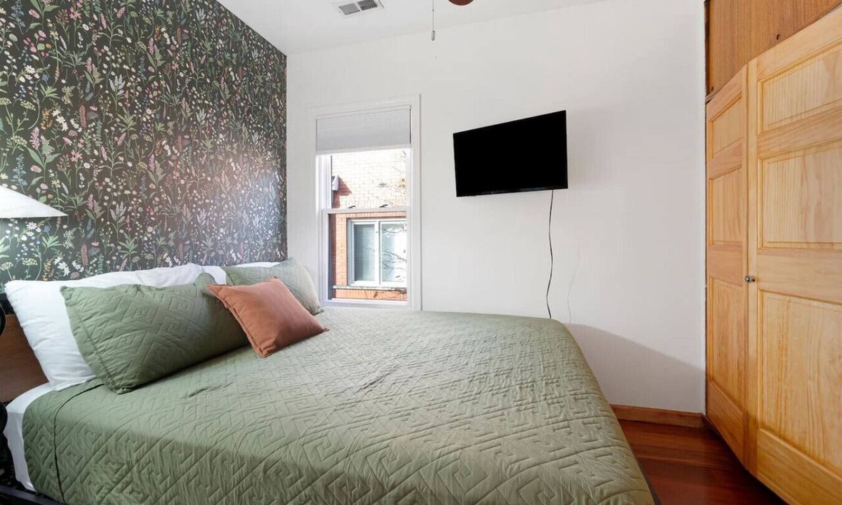 Lakeview Apartment | Minutes to Wrigley - Games - Patio - Sleeps 12