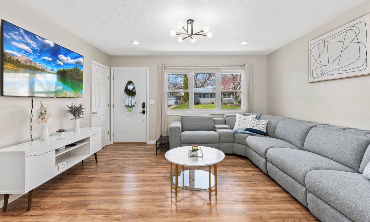 Bettendorf House | Modern 4 Bedrm House [5 w/divider], NEW 2nd Bathrm, Large Fenced Backyd w/Patio