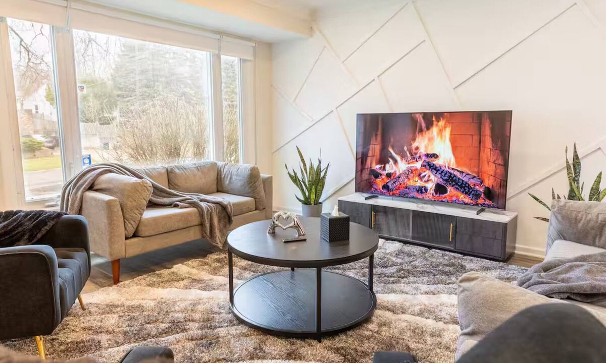Flint House | Modern Cozy Elegance Close to Hospitals