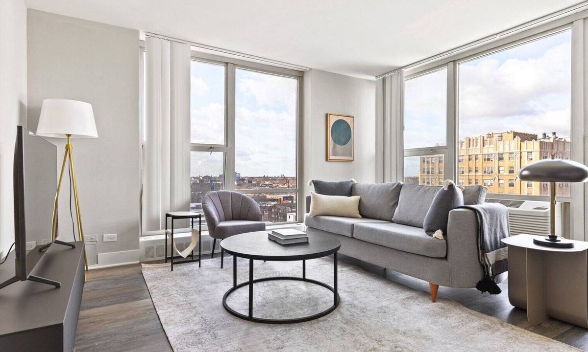 Edgewater Beach Apartment | Modern Edgewater 1BR w/Gym, Deck & Lounge, 5 blocks to L, by Blueground