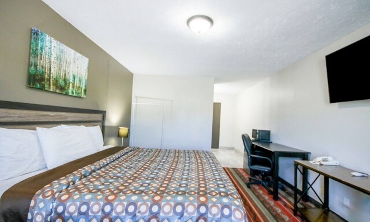 Glenwood Hotel | Modern King near Loess Hills Trailhead | 1 Mile to Historic Glenwood Downtown