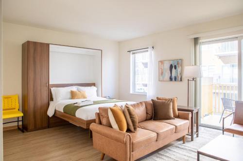 Fifth Ward Apartment | Modern Walker's Point Studio with Gym and Balcony