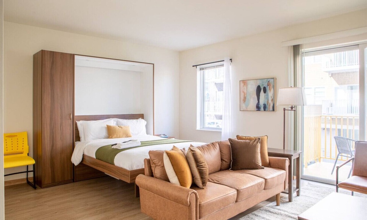 Fifth Ward Apartment | Modern Walker`s Point Studio with Gym and Balcony