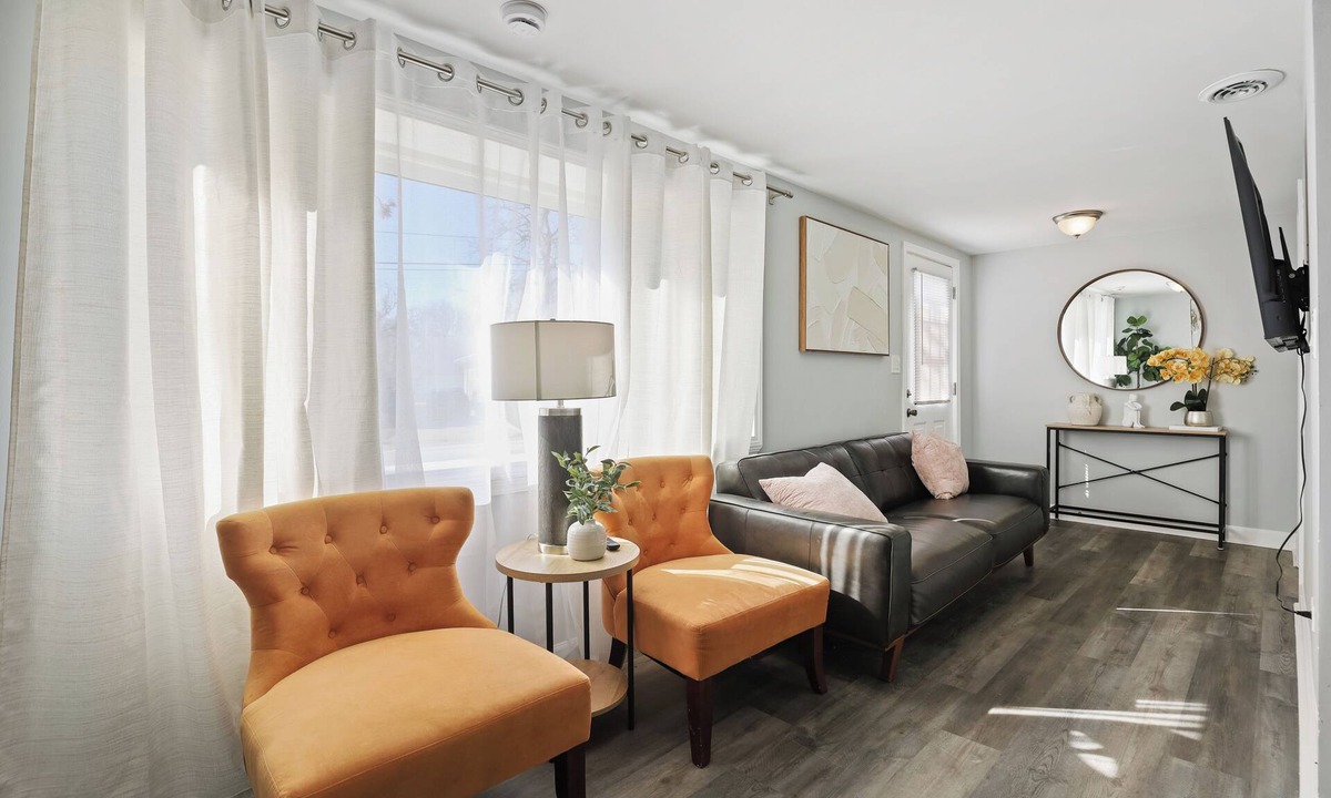 Highland Park House | Modren 4BD 2BA Home Near Downtown/Metra