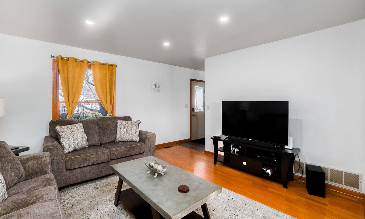 Fox Valley House | Naperville Rental- Knoll Dr
