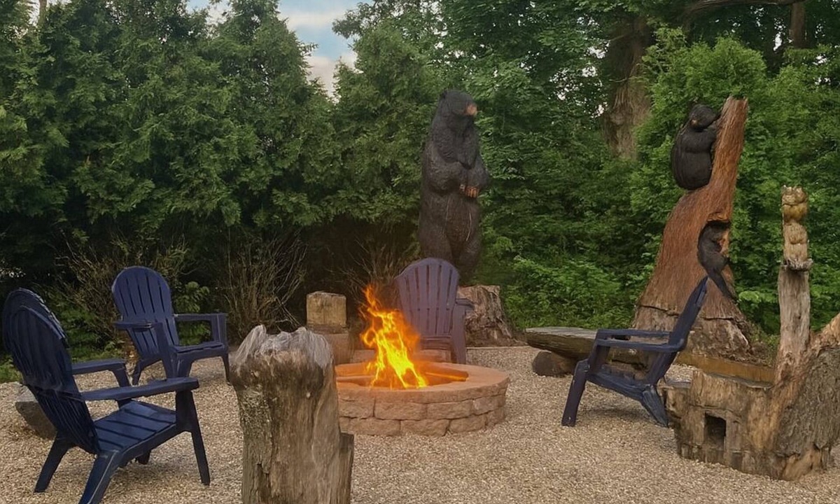 Stevensville Cabin | Near Lake Michigan | Private setting | Hot tub & Sauna | Game garage