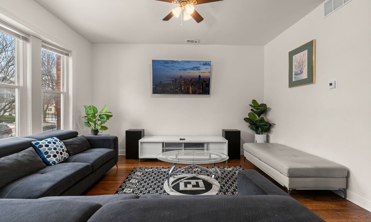 Washington Park Apartment | Near UChicago, 3BR Apt, Parking, W/D, 2 Workspaces