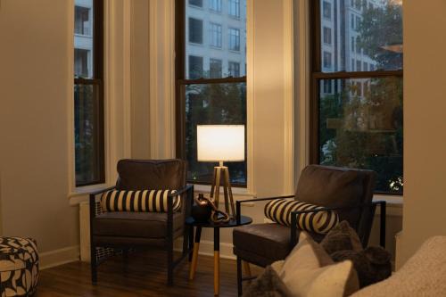 Lincoln Park Apartment | Near Zoo & Beach Reading Nook + Parking