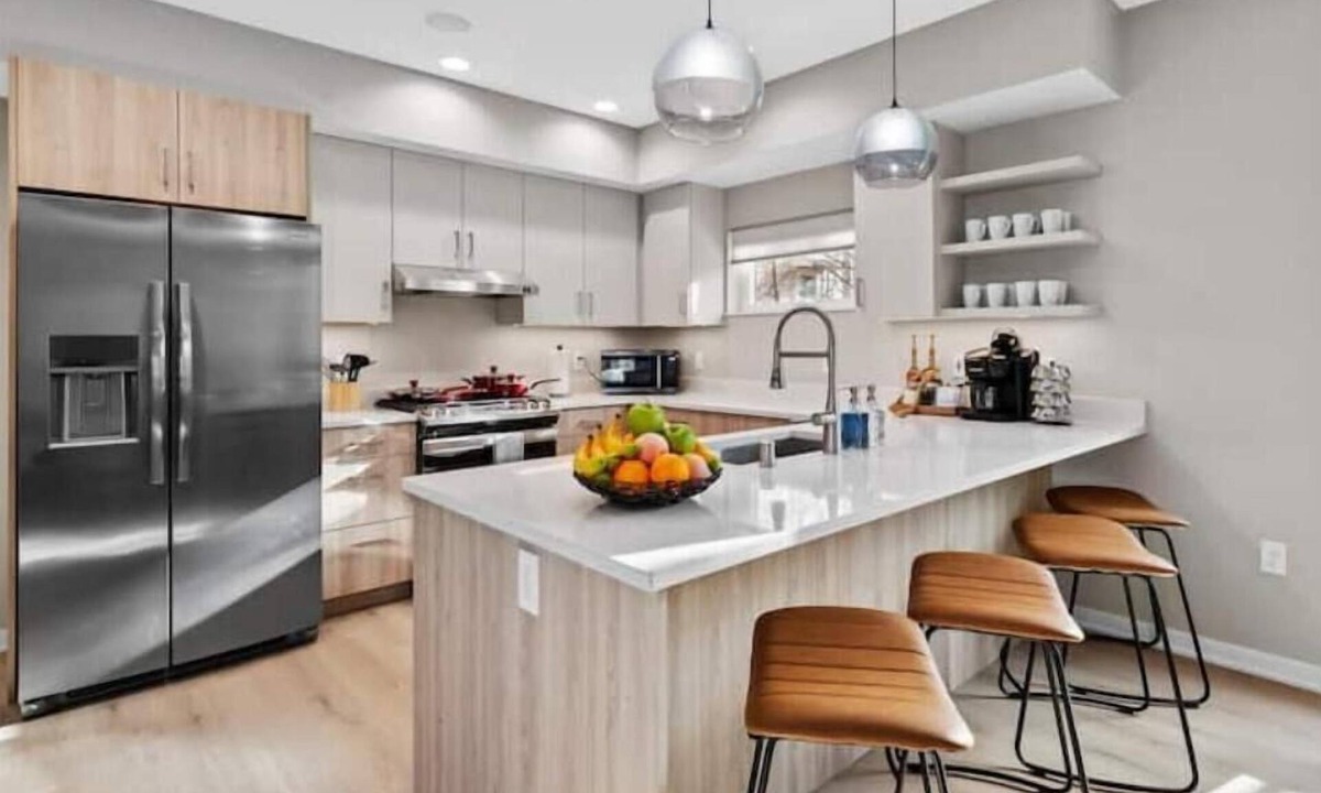Lower East Side Apartment | New built w/free parking off Brady St. Fiserv Forum, Summer Fest and Lakefront!
