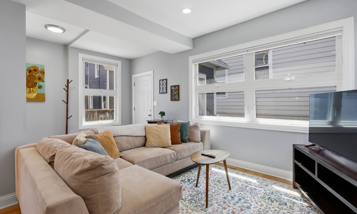 Andersonville House | NEW! Charming Andersonville Coach House | 3BR/2.5BA