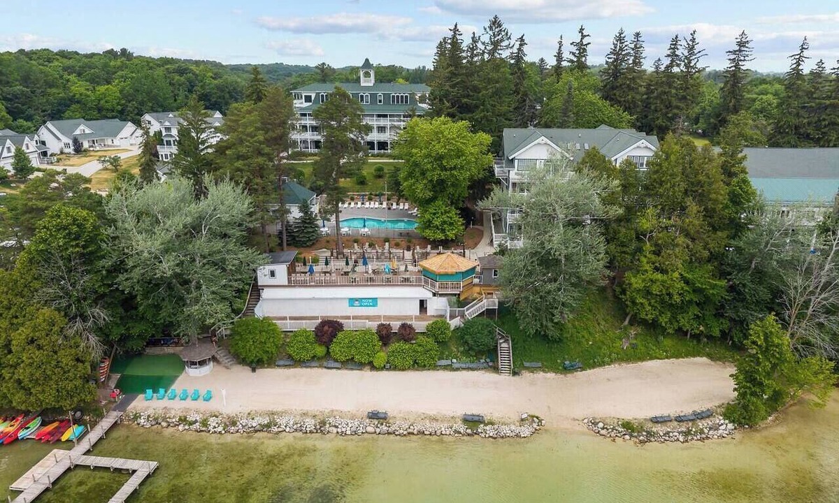 Elkhart Lake Bed & Breakfast | New Victorian Inn #243 | King Bed