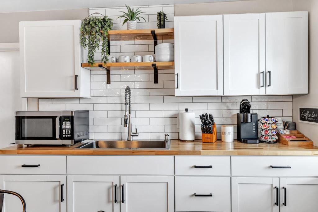 Algoma Apartment | Newly renovated-across the street from Von Stiehl!
