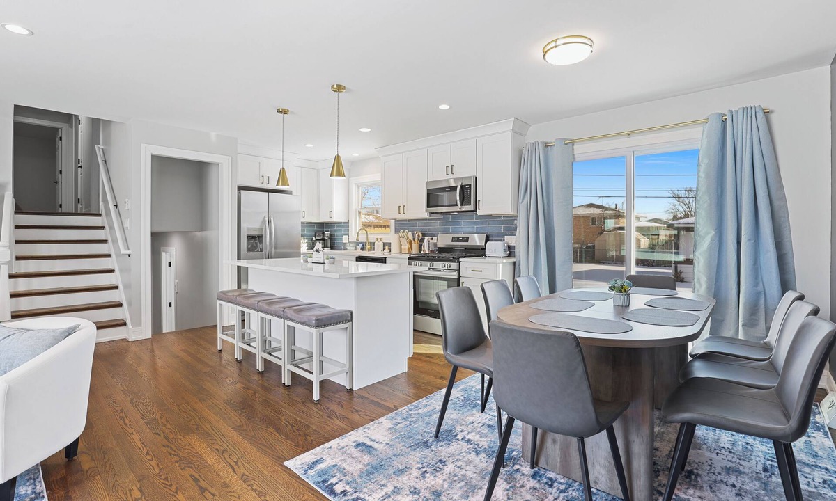 Burbank House | Nobu: 4BR 3BTH Modern Spacious Home! Fully Fenced!