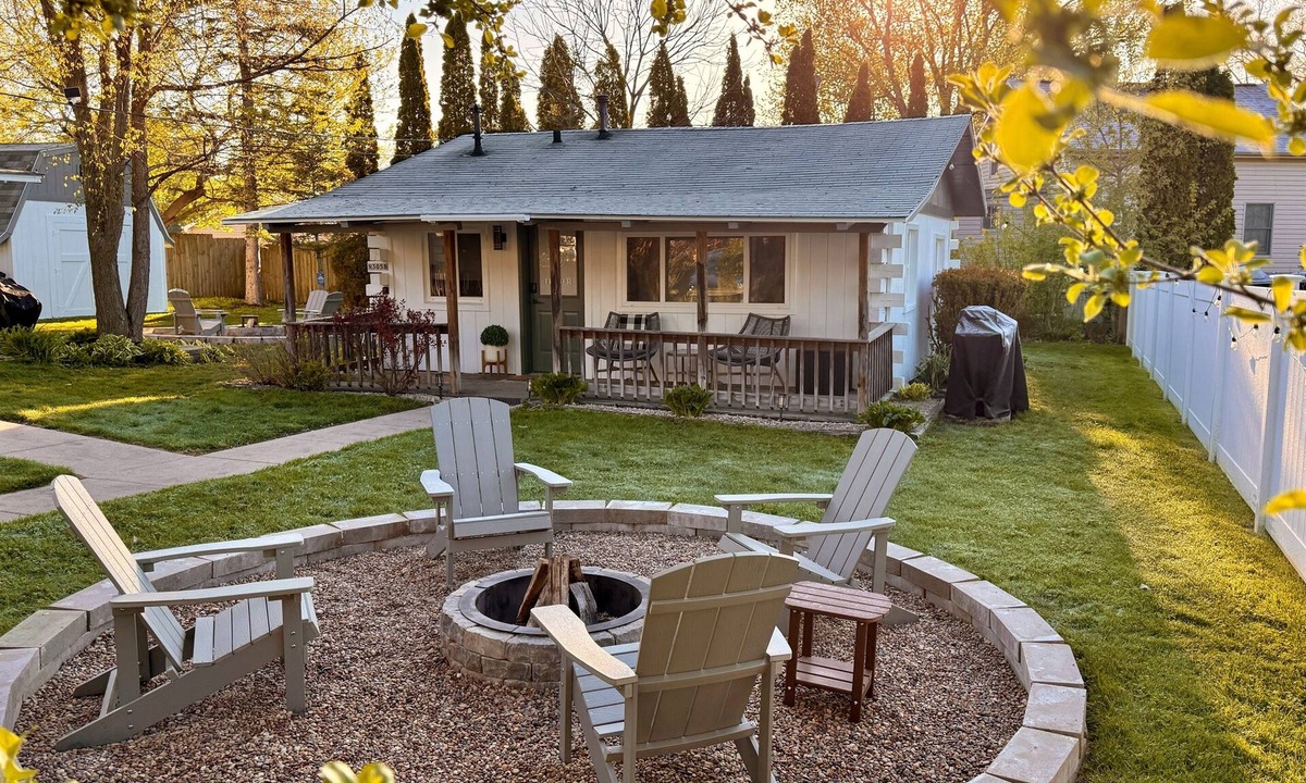 Como House | Oak Cabin near Lake Geneva | Walk to Lake Como, Fire Pit, Coffee Bar