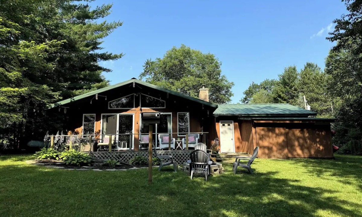 Suring Cabin | Oconto River Cozy Cabin Getaway