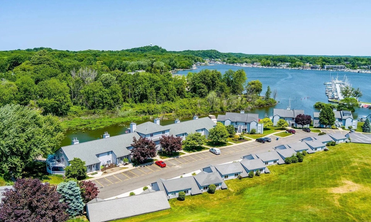Douglas House | Open Layout Townhome Near All the Fun