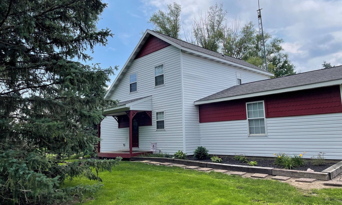 Brookston House | Our farmhouse only 8 miles from Luke Bryan concert venue for September 19!