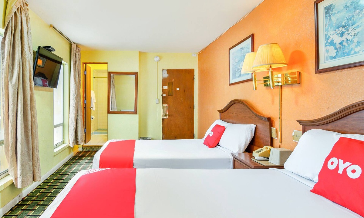 Peoria Hotel | OYO Hotel Downtown Peoria I-74