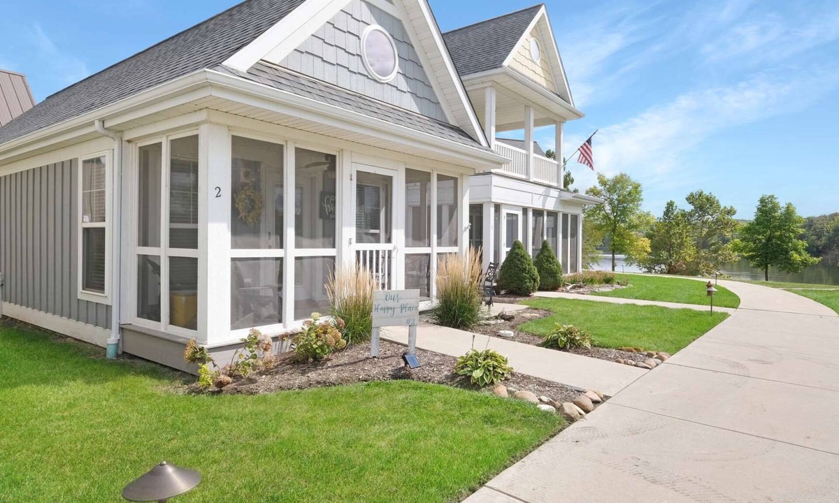 Ottawa House | Panoramic Views of the Illinois Waterway
