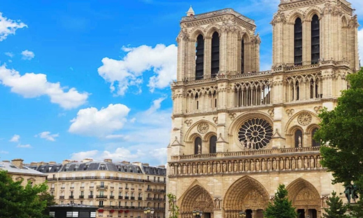 Notre Dame Apartment | PARISIAN ROMANCE: SEINE VIEWS, ÎLE SAINT-LOUIS LUXURY RETREAT