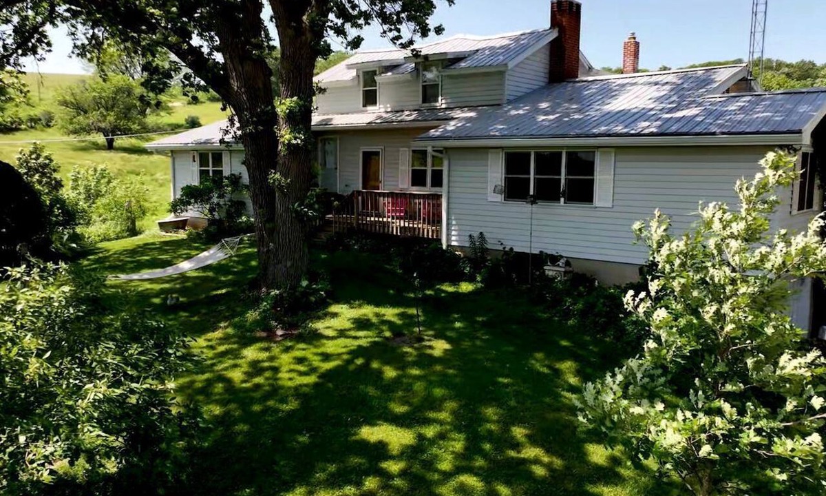 Kent House | Peaceful and Serene Farmstead Retreat with Horseback Riding in Stockton, Illinois, Perfect for a Family Getaway