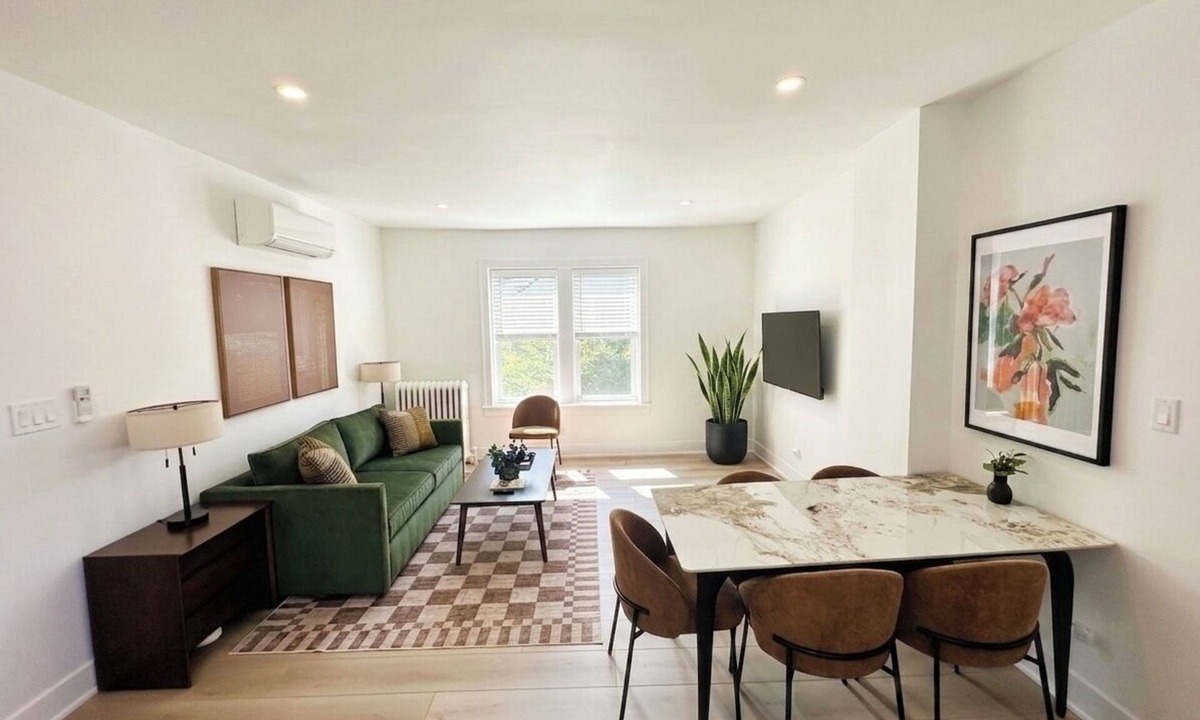 Evanston Apartment | Peaceful King+Queen - 2BR+2BA - WFH Apt - Near: Northwestern-Chicago-Beach