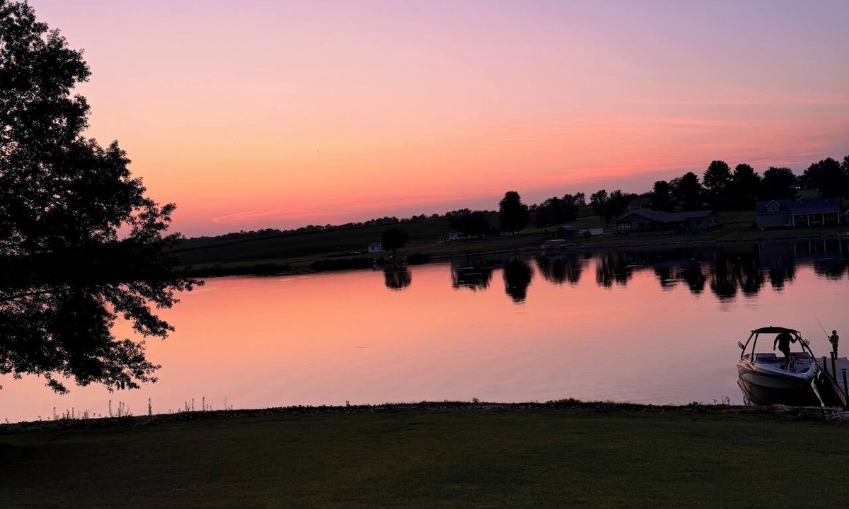 Berwick Cabin | Peaceful Lake Cabin with Hot Tub & Starry Views. Sleeps 8 Comfortably!