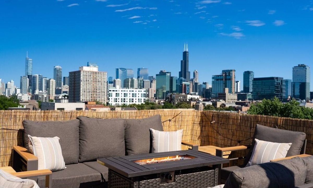 West Town Apartment | Penthouse and Private Rooftop with Skyline Views, Grill, and Fire Pit - Sleeps 6
