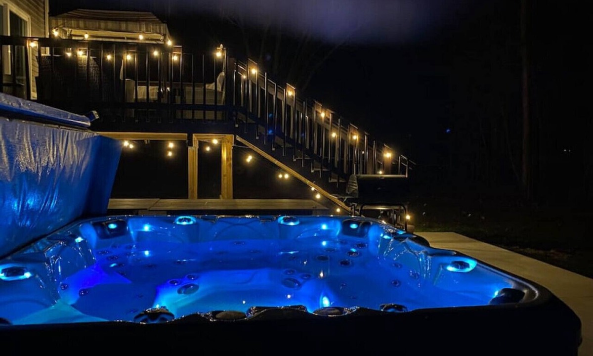 South Haven House | Perfect for Family Vacation Hot Tub Private Back Yard Dog Friendly