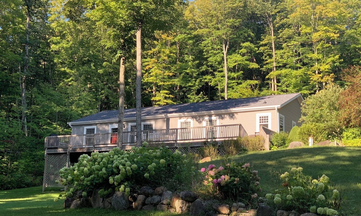 Petoskey House | PETOSKEY - SPACIOUS GETAWAY, HOT TUB, POOL TABLE, FALL COLORS, BEACHES, SKIING