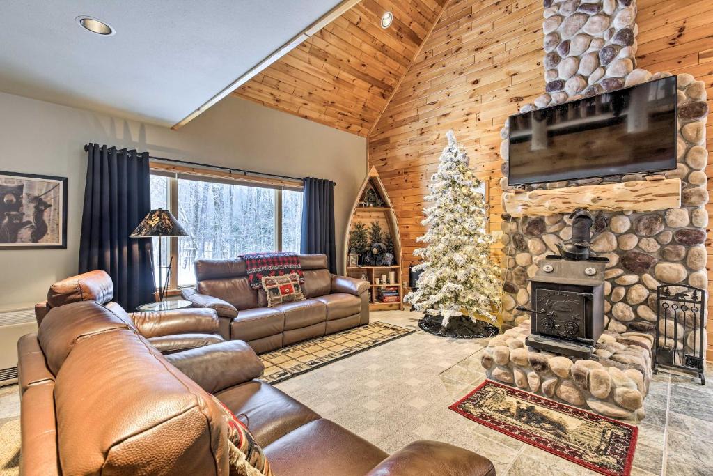 Phelps House | Phelps Cabin on 26 Acres w/Fire Pit!