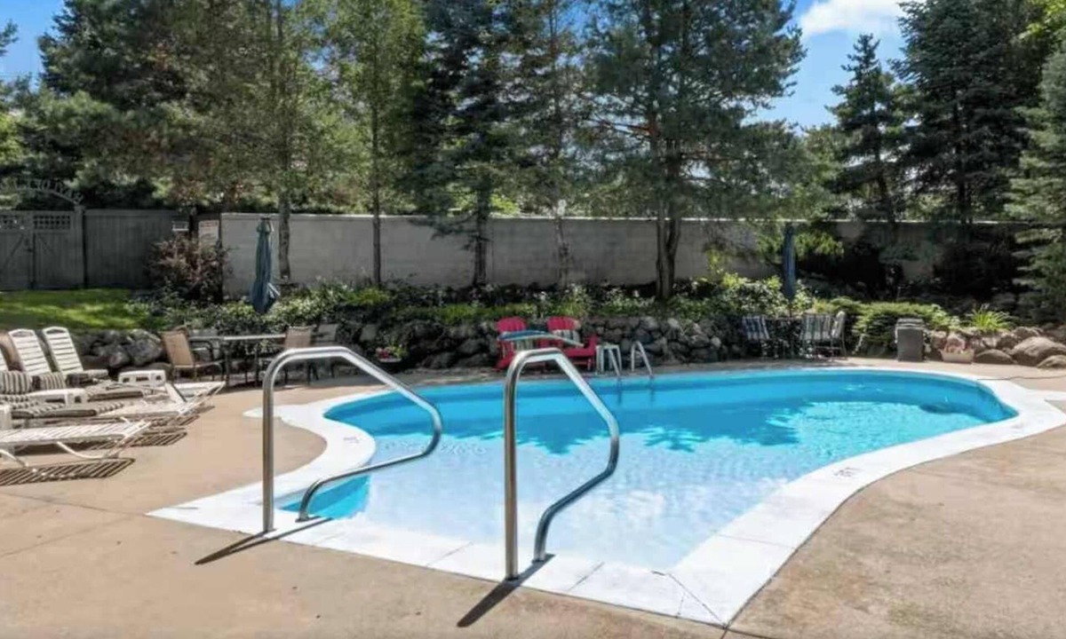 Lake Geneva Condo | Poolside at Hayloft Lodge