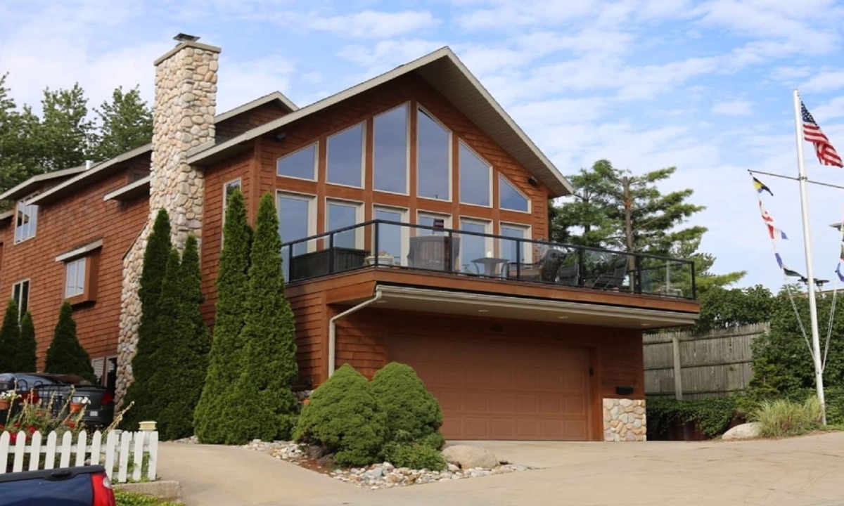 Grand Haven House | Prime location In Heart of Downtown Grand Haven