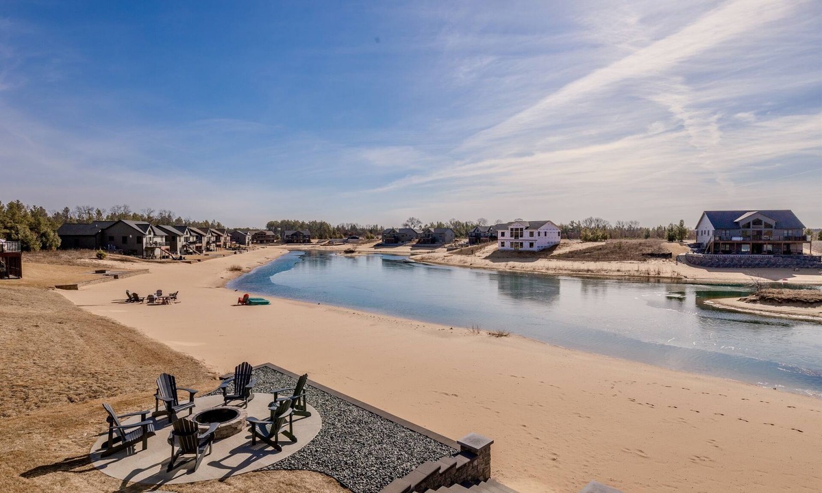 New Lisbon House | Private Chef|Sleeps 16|Beach|Games|WI Dells 28 Miles