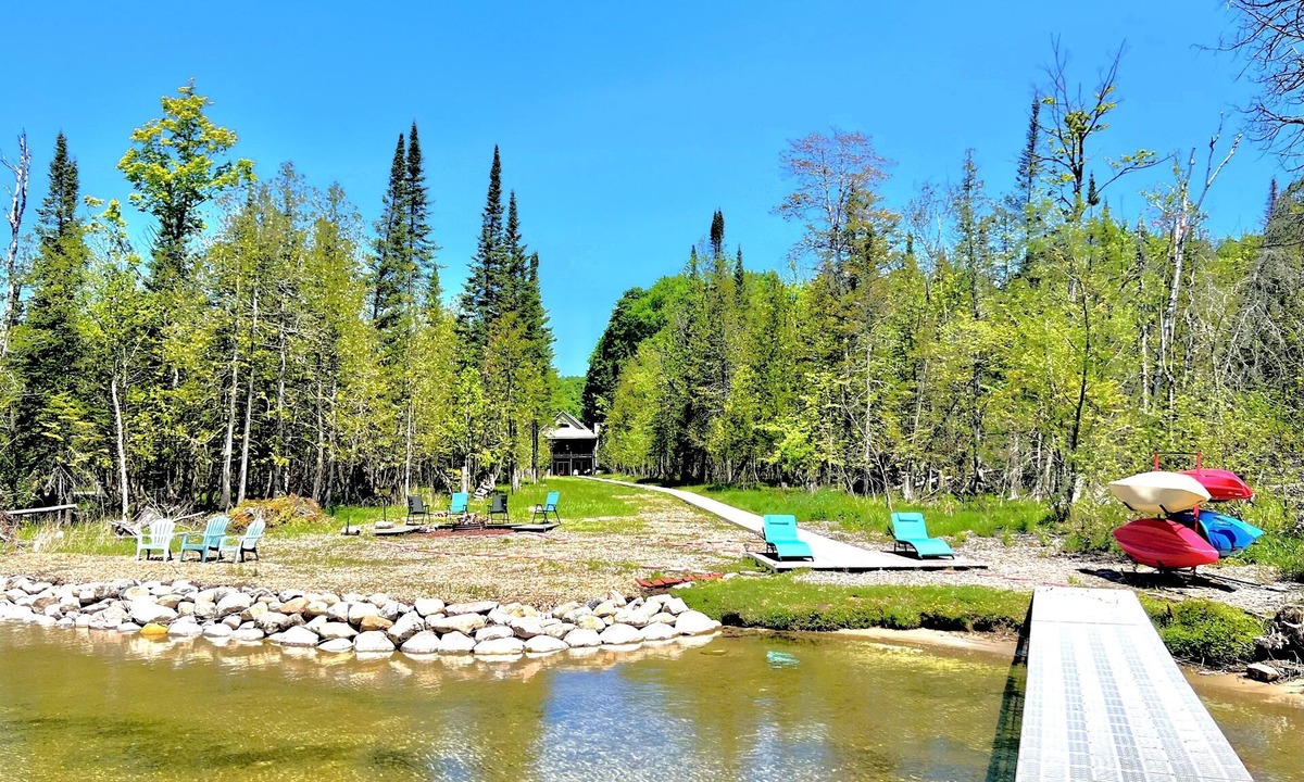 Central Lake House | Private Lakefront, Dog Friendly w/HOT TUB Home!SWIM/SKI/RELAX!