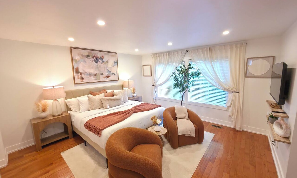 Waukegan House | Private Nature Retreat Near Naval Base & Six Flags