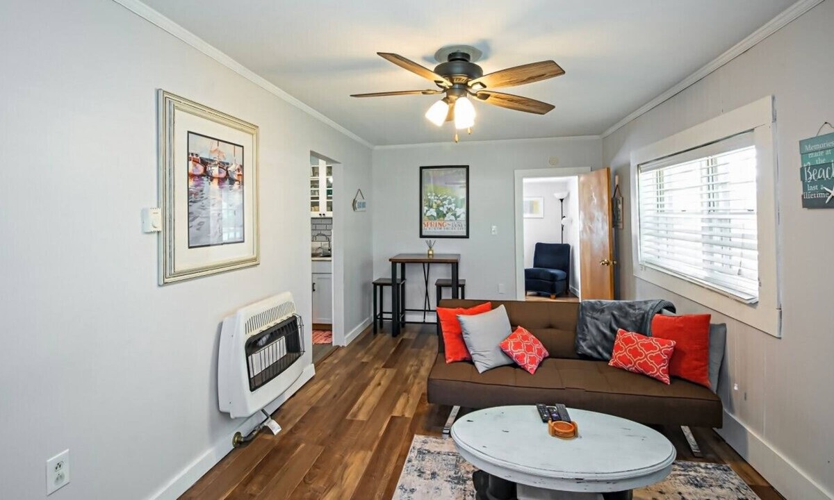 Lake Michigan Beach House | Quaint 2 BR Cottage w Fast WiFi Close to Beaches