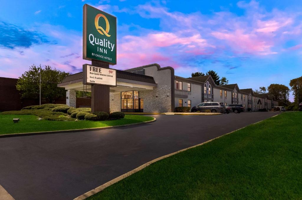 Roseland Hotel | Quality Inn South Bend near Notre Dame