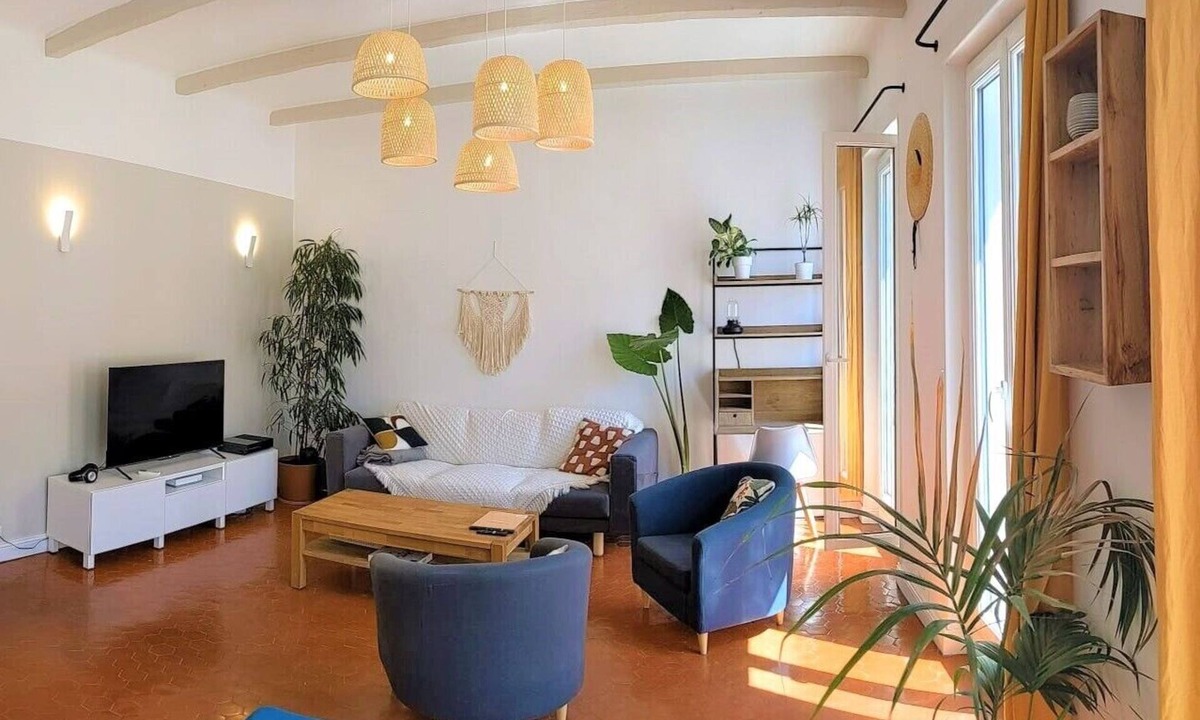 La Joliette Apartment | Quiet, charming and bright, 2 steps from the shopping center and the old port.