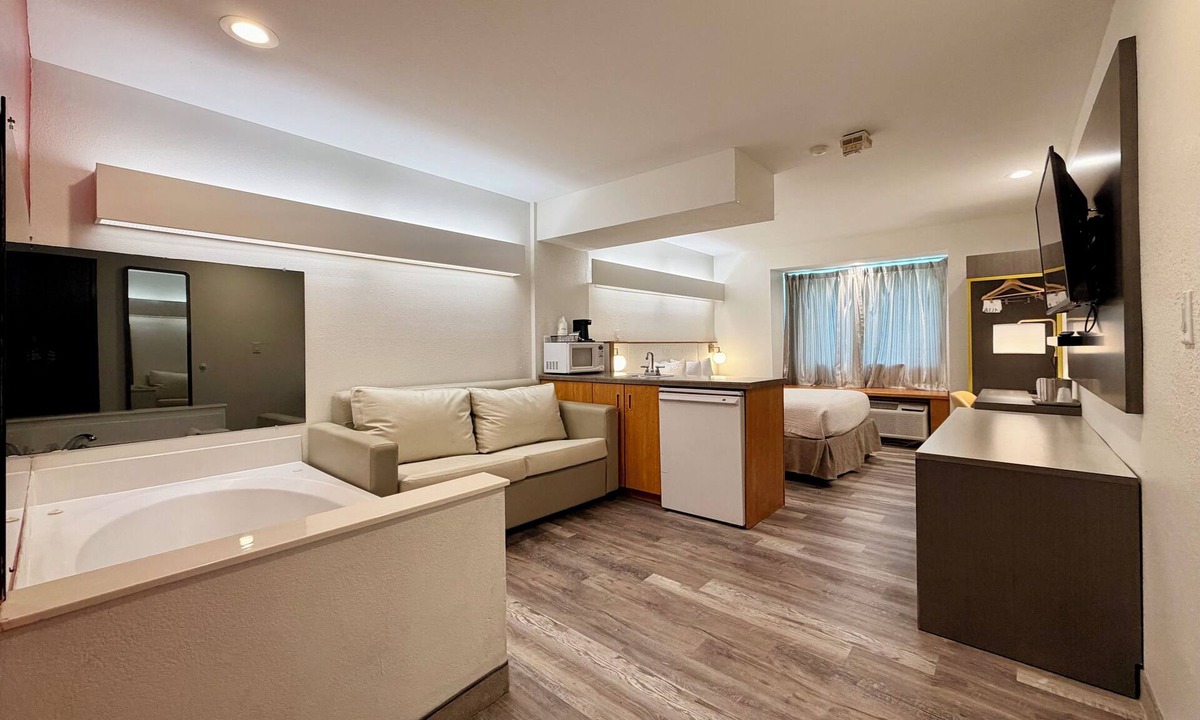Bloomington Hotel | Ramada Limited Bloomington IL I-74/I-55