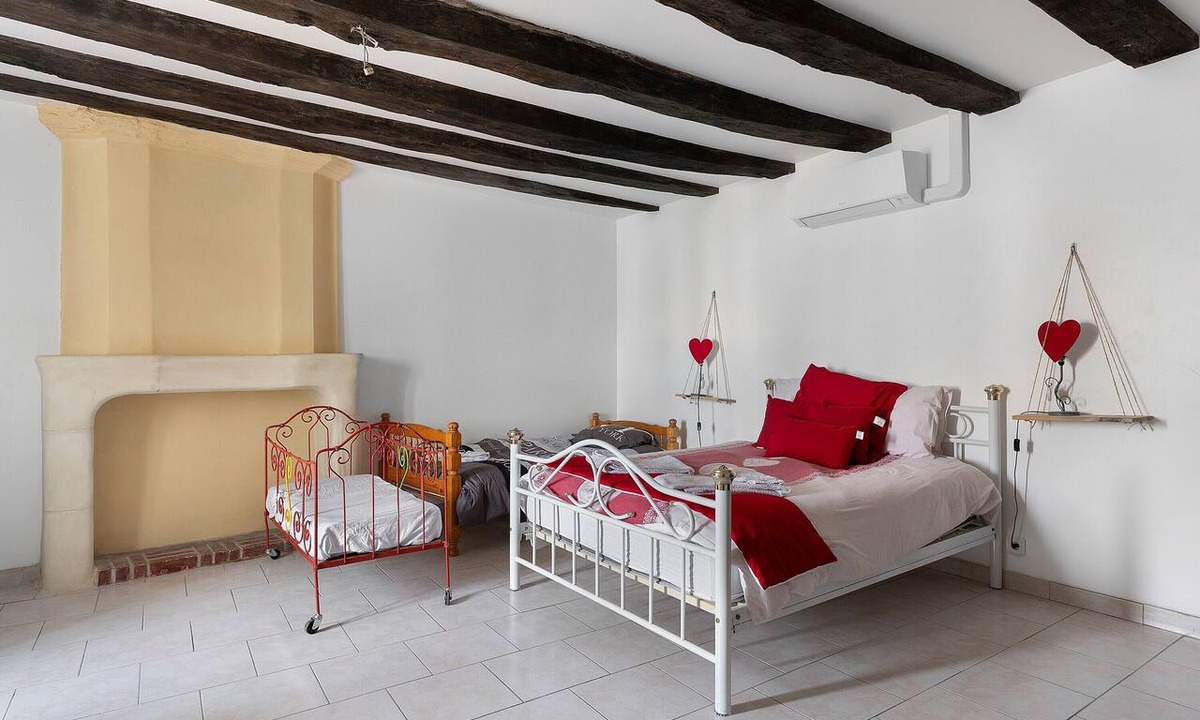 Hommes Bed & Breakfast | Red Room 20m² Private Bathroom with Brunch