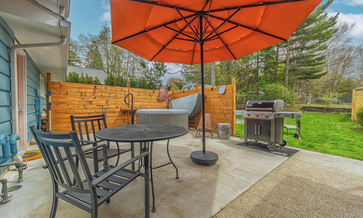 Douglas House | Relax at The 9's Lake House, a cozy 3BR retreat in beautiful Douglas, MI.