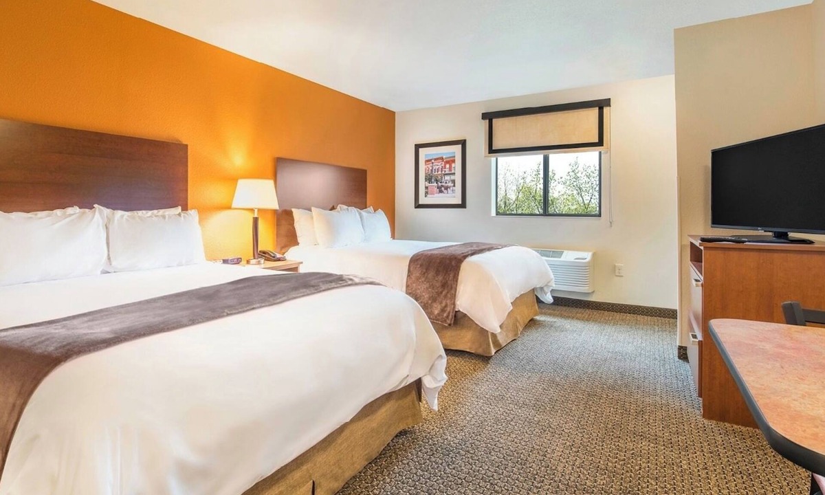La Vista Hotel | Relax & Recharge in 2 Queen Beds w/Kitchen – Perfect Family Spot Near La Vista